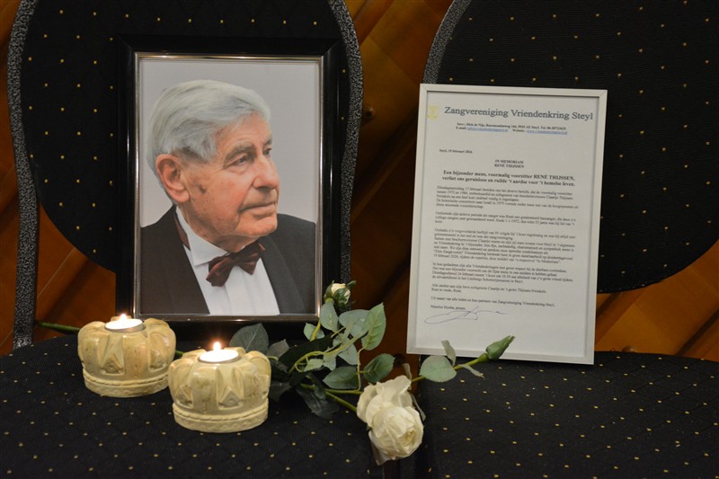 René Thijssen stoel. 800 x 533