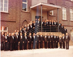 1975 Vriendenkring op de trappen van het missiehuis